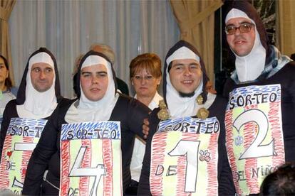 Imgenes curisosas todos los a?os en el sorteo. Jvenes disfrazados de monjas, en el saln principal de la Lotera Nacional.