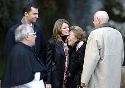El príncipe Felipe de Borbón, con Letizia Ortiz y sus abuelos en Covadonga.