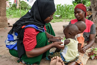 Una trabajadora de salud comunitario mide el nivel de desnutrición de unas niñas en la aldea de Samora (región de Mtwara, Tanzania)