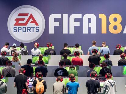 Visitantes de una feria de videojuegos prueban el juego FIFA18 (Archivo)