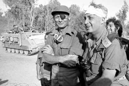 Sharon, a la derecha, herido en la cabeza, junto al mítico general israelí Moshe Dayan durante la guerra del Yom Kipur, en 1973, cerca del Canal de Suez.