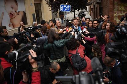 El lder de Ciutadans, Albert Rivera, atn els mitjans de comunicaci desprs de votar a l'Hospitalet de Llobregat.