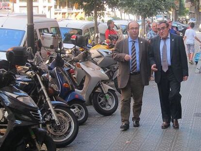 Miquel Iceta (izquierda) conversa el 16 de junio con &Agrave;ngel Ros en Barcelona.