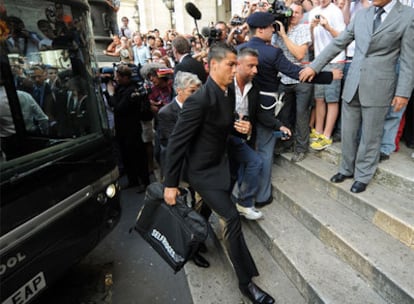 Cristiano Ronaldo, rodeado de periodistas y agentes de seguridad en Roma antes de la final de la Liga de Campeones.
