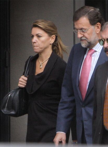 Dolores de Cospedal y Mariano Rajoy caminan por la calle de Génova.