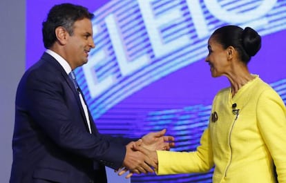 A&eacute;cio Neves cumprimenta Marina Silva no debate.