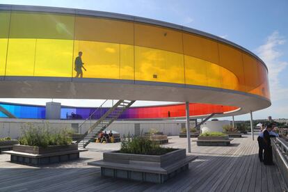Pasarela instalada en la terraza del museo ARoS, en Aarhus (Dinamarca), del artista danés Olafur Eliasson.