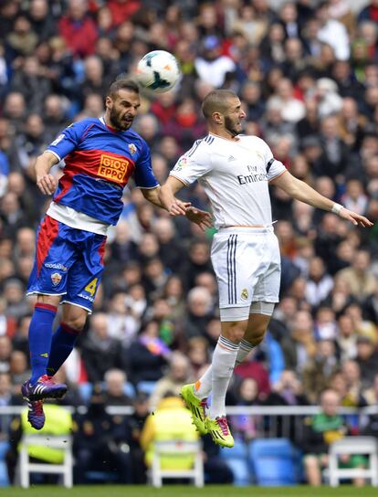 Benzema pelea el balón con Lomban.