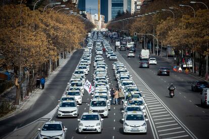 Taxis parados durante una marcha pacífica convocada por la Federación Profesional del Taxi de Madrid (FPTM).