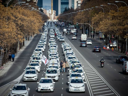 Taxis parados durante una marcha pacífica convocada por la Federación Profesional del Taxi de Madrid (FPTM).