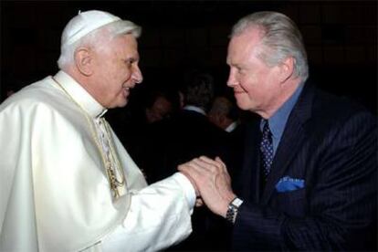 Benedicto XVI felicita a John Voight tras la proyección en el Vaticano de la película <i>Juan Pablo II.</i>