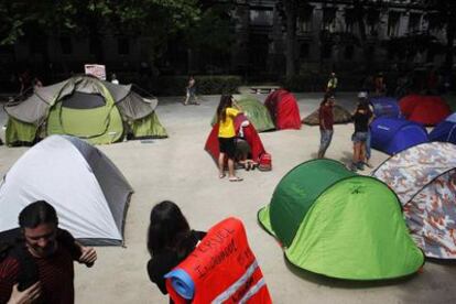 Unos indignados acampan en el Paseo del Prado.