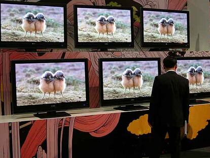 Despliegue de televisores planos en la feria berlinesa.