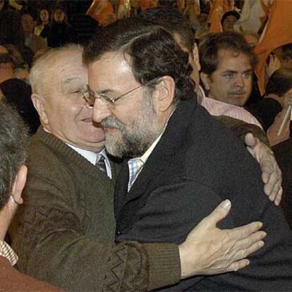El presidente del PP recibe el saludo de un simpatizante en la clausura de un acto organizado por su partido en Huesca.