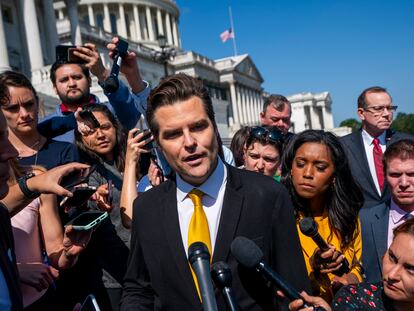 El congresista republicano Matt Gaetz, atendiendo a los periodistas este lunes en las escaleras del Capitolio de Washington.