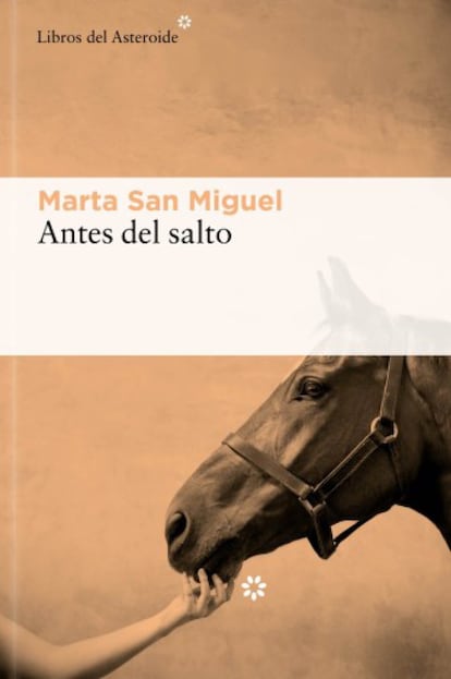 Un caballo es el protagonista de un hermoso relato. Marta San Miguel se estrena con una novela (Antes del salto, Libros del Asteroide, 18,95 euros), en la que reflexiona sobre los apegos y las renuncias. Una mujer se muda a vivir a Lisboa con su familia y en el viaje se da cuenta de que ha olvidado la foto del caballo que montaba de niña. Es un pretexto para echar la vista atrás y recordar todas las vivencias cotidianas, las que dan forma a la vida, que rodean el retrato. <a href="http://www.librosdelasteroide.com"target="_blank">www.librosdelasteroide.com</a>