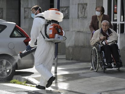 Una pareja de ancianos durante su paseo por una calle de Vitoria, este lunes.