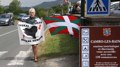 Una mujer reclama el acercamiento de los presos en Cambo-les-Bains (Francia) el 4 de mayo.