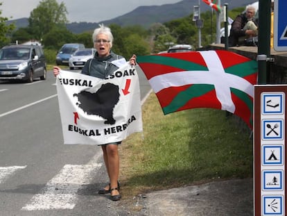 Una mujer reclama el acercamiento de los presos en Cambo-les-Bains (Francia) el 4 de mayo.