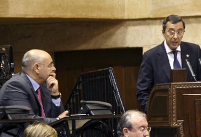 José Luis Bilbao, en un momento del debate de política general en las Juntas de Vizcaya. A la izquierda el portavoz socialista, José Antonio Pastor.