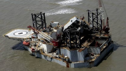 Plataforma petrolífera encalhada na ilha de Dauphin, Alabama, após a passagem do Katrina.