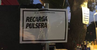 Cartel informativo del sistema cashless en el BEF de Benicàssim.