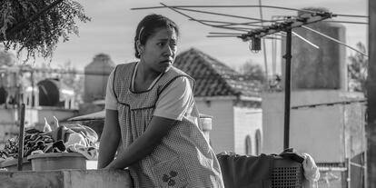 A atriz Yalitza Aparicio, em uma cena de 'Roma', dirigido por Alfonso Cuarón.