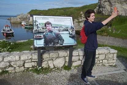 Un fan de 'Juego de Tronos' se hace un 'selfie' en un escenario real de la serie en Irlanda del Norte.