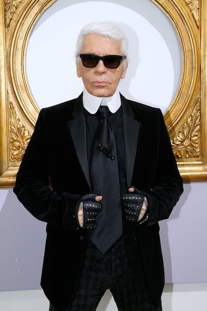 Karl Lagerfeld -


En el caso del añorado diseñador alemán, son dos las historias que dicen explicar que jamás se desprendiese de sus gafas en más de 50 años. La primera, contada por el que fuera uno de sus asistentes personales, Arnaud Maillard, asegura que el káiser aprovecha que nadie le ve los ojos para echar alguna cabezada si la situación o el interlocutor le aburren. La segunda se remonta a una noche de 1967, cuando los cristales le protegieron el ojo del lanzamiento de un vaso durante un altercado en un club.