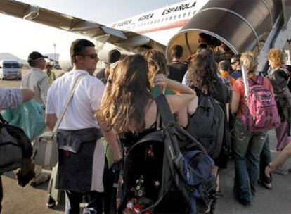 Turistas españoles embarcan en un avión de la Fuerza Aérea Española enviado a Tailandia.