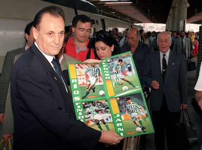 Manuel Ruiz de Lopera muestra un póster a los aficionados béticos a su llegada a Madrid para disputar la final de la Copa del Rey contra el FC Barcelona celebrada el 27 de junio de 1997, en el estadio Santiago Bernabéu. 