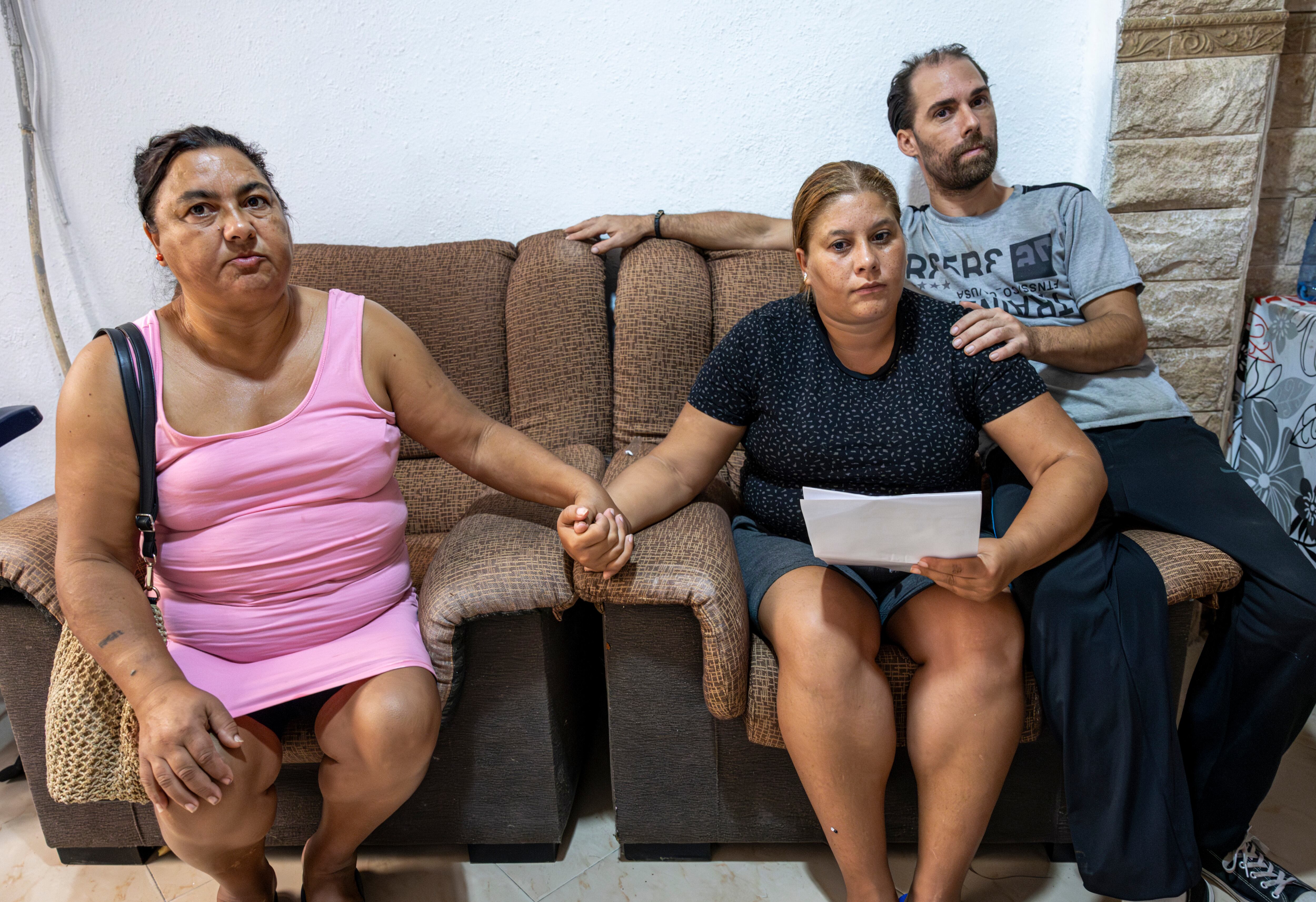 A la izquierda de la imagen, Rosa, la madre de Yolanda, a la que coge la mano, y José Miguel, en el interior del piso donde viven en la calle Anna. 