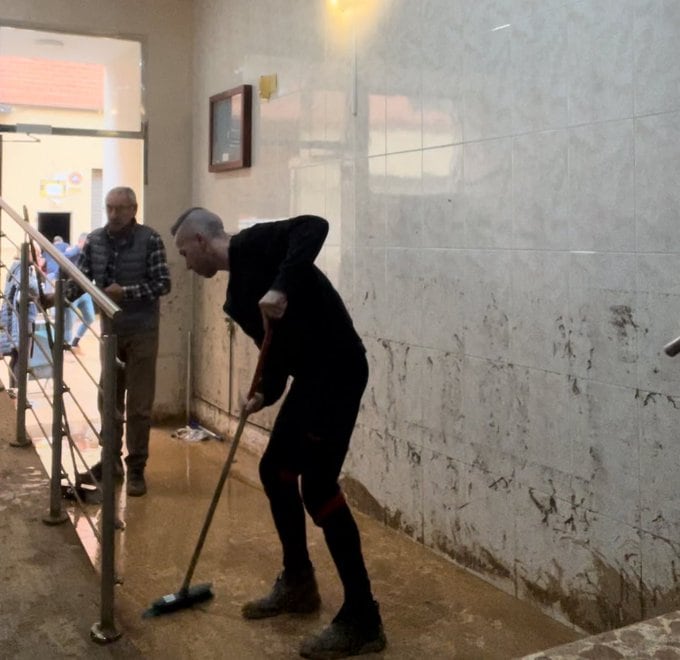 Iván, ayudando en su pueblo, Alfafar, en una imagen cedida por él.
