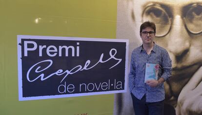 Melcior Comes, con la obra ganadora del premio Crexells.