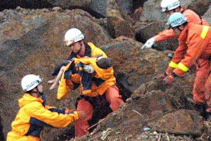 Los equipos de salvamento rescatan al niño Yuta Minagawa, tras pasar cuatro días atrapado en el coche de su madre, que ha fallecido.