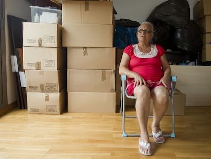 Ana L&oacute;pez en la casa que ocupa en la corrala La Utop&iacute;a, en Sevilla.