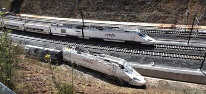 Un tren circula esta ma&ntilde;ana por la v&iacute;a paralela a la del accidente, donde siguen los restos del convoy siniestrado.