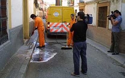 Operarios de Lipassam limpiaban ayer al mediodía el charco de sangre causado por el tiroteo.