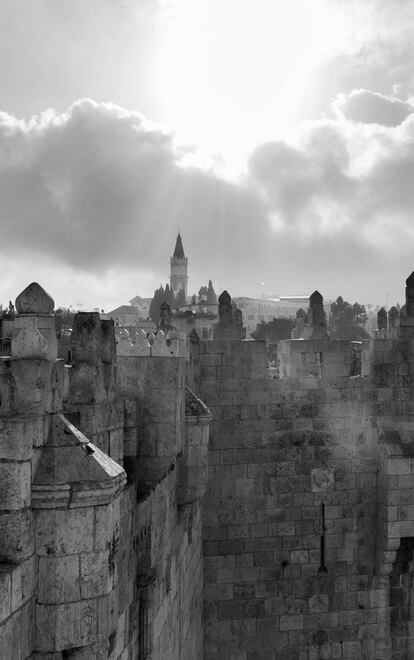 Panorámica de las murallas de la Ciudad Vieja de Jerusalén: una imagen emblemática para una urbe tan llena de historia y cultura como de problemas políticos.