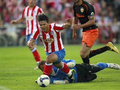 El Kun Agüero se deja caer ante César en la jugada en la que el árbitro pitó penalti.