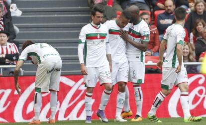 Los jugadores del Granada celebran el gol de Peñaranda.