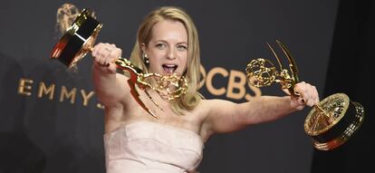 La actriz Elisabeth Moss cpn los premios que recibi&oacute; en los Emmy el pasado 17 de septiembre por su interpretaci&oacute;n en la serie &#039;The Handmaid&#039;s Tale&#039;. 