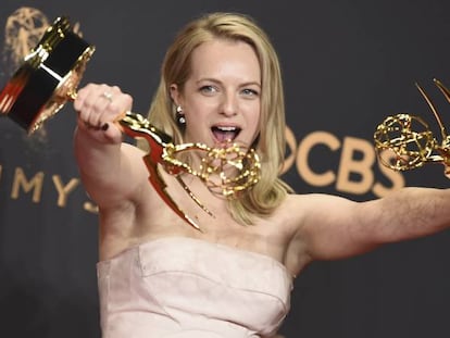 La actriz Elisabeth Moss cpn los premios que recibi&oacute; en los Emmy el pasado 17 de septiembre por su interpretaci&oacute;n en la serie &#039;The Handmaid&#039;s Tale&#039;. 