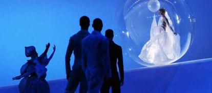 Escena de 'La Belle', que el coreógrafo Jean-Christophe Maillot lleva al Real.