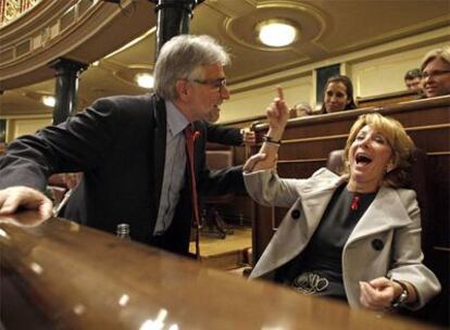 Esperanza Aguirre y el diputado de CiU Josep Sánchez Llibre, ayer en el Congreso.