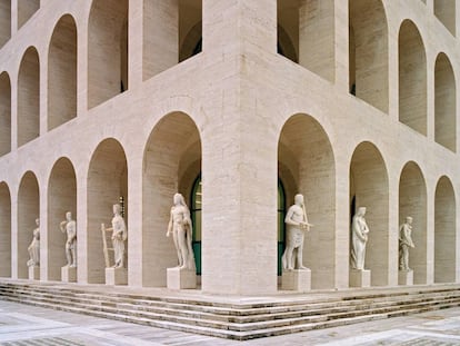 Las 28 esculturas que adornan los arcos de la planta baja son de mármol de carrara, miden 3,40 metros de alto y fueron realizadas por 26 escultores desde 1940.