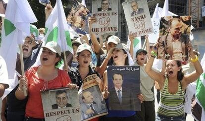 Manifestantes contra El Asad, ante la Embajada de Damasco en Beirut.