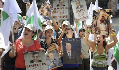 Manifestantes contra El Asad, ante la Embajada de Damasco en Beirut.