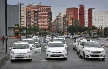 Los taxis parados frente a la estación del AVE de Valencia.
