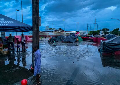 Un niño juega en el campamento inundado a las afueras de la estación migratoria Siglo XXI en Tapachula, Chiapas en 2019. 